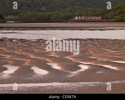 Mawddach Mündung bei Ebbe mit einer Terrasse von Hütten in der Ferne. Stockfoto