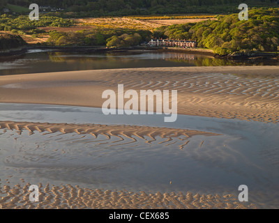 Mawddach Mündung bei Ebbe mit einer Terrasse von Hütten in der Ferne. Stockfoto