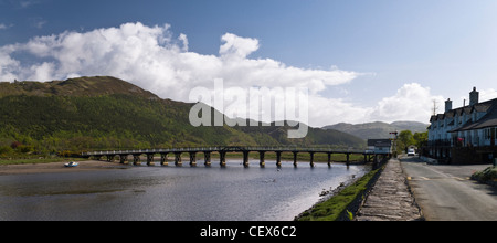 Penmaenpool Maut Holzbrücke über den Mawddach-Fluss in der Nähe Ortszentrum. Stockfoto