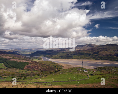 Ein Telekommunikation Mast hoch auf Hügeln mit Blick auf die Mündung des Mawddach mit Fernblick Cadair Idris. Stockfoto