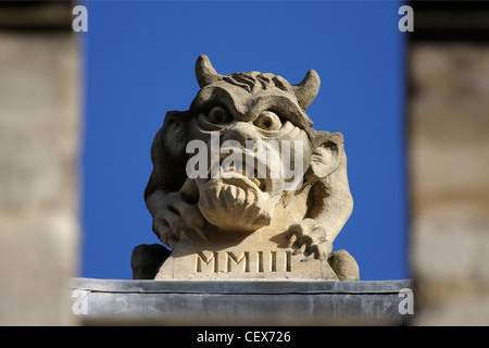 Eine grotesken Steinbildhauen an der Fassade des Lincoln College in Oxford. Stockfoto