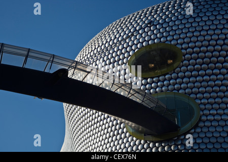 Überdachter Weg führt in die legendäre Selfridges Gebäude im Zentrum von Birmingham. Der Store ist verkleidet mit 15.000 eloxiert Stockfoto