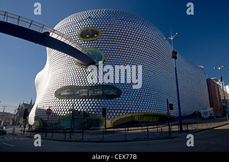 Überdachter Weg führt in die legendäre Selfridges Gebäude im Zentrum von Birmingham. Der Store ist verkleidet mit 15.000 eloxiert Stockfoto