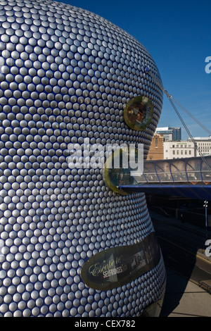 Überdachter Weg führt in die legendäre Selfridges Gebäude im Zentrum von Birmingham. Der Store ist verkleidet mit 15.000 eloxiert Stockfoto