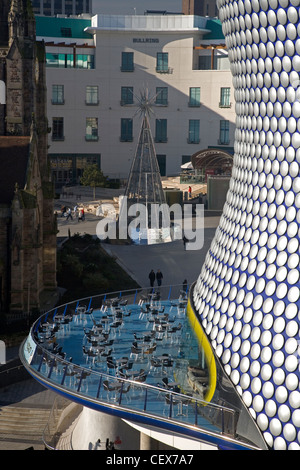 Cafe Tische und Stühle auf einer Aussichtsplattform außerhalb der legendäre Selfridges speichern gegenüberliegenden St.-Martins-Kirche. Der Store ist verkleidet Stockfoto