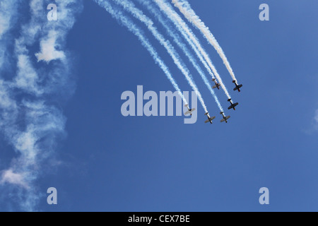 Kunstflug Stunts in Flugzeugen gegen den Himmel Stockfoto