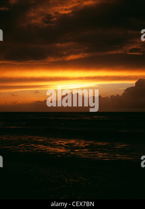 Sonnenuntergang nach einem Gewitter über die irische See. Stockfoto