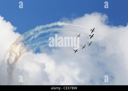 Kunstflug Stunts in Flugzeugen gegen den Himmel Stockfoto