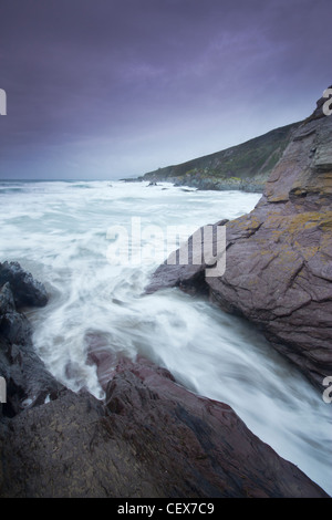 Sonnenuntergang und Gewitterwolken über Whitsand Bay Cornwall UK Stockfoto