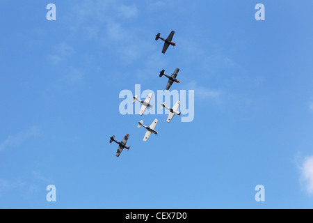 Kunstflug Stunts in Flugzeugen gegen den Himmel Stockfoto