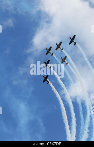 Kunstflug Stunts in Flugzeugen gegen den Himmel Stockfoto