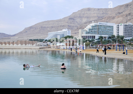 Israel, Totes Meer Touristen im Wasser schweben Stockfoto