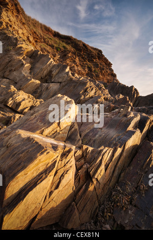 Zerklüftete Felsformationen, beleuchtet durch goldene Abend Sonnenlicht an Größe Strand, England. Stockfoto