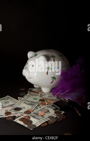Flitterwochen Sie Sparschwein Einsparungen mit Bargeld auf einem schwarzen Hintergrund Stockfoto