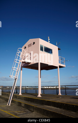 Pink-Aussichtsturm auf Cardiff Bay Sperrfeuer, Cardiff, Wales, UK Stockfoto