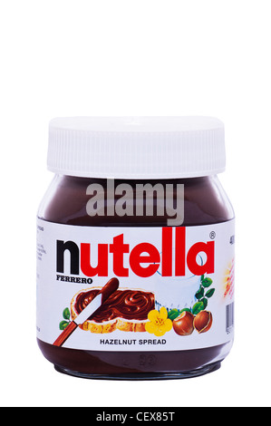 Ein Glas mit Ferrero Nutella Haselnuss Schokolade verteilt auf weißem Hintergrund Stockfoto