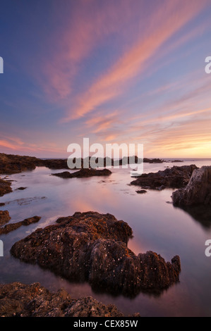 Sonnenuntergang Farben und Felsen am Bantham Strand, Devon, August 2011. Stockfoto