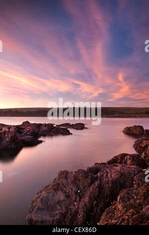 Sonnenuntergang Farben und Felsen am Bantham Strand, Devon, August 2011. Stockfoto