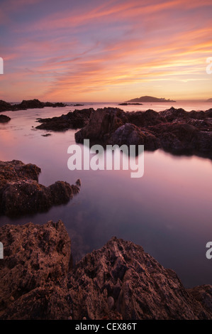 Blick vom Bantham Strand auf Burgh Island bei Sonnenuntergang, Devon, England. Stockfoto