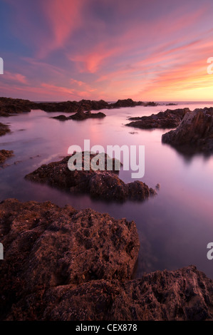 Sonnenuntergang Farben und Felsen am Bantham Strand, Devon, England. Stockfoto