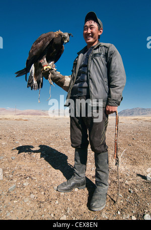 Kasachische eagle Hunter und seinem Steinadler in der Altai-Region von Bayan-Ölgii in der westlichen Mongolei Stockfoto