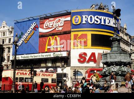 Piccadilly Circus, Eros-Statue, London England UK Englisch Tourismus Besucher Touristen Werbung Horten Werbetafeln öffnen-Top-bus Stockfoto