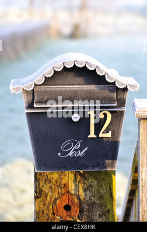 Ein Frost bedeckt ornamentalen externen Post-Box. Stockfoto
