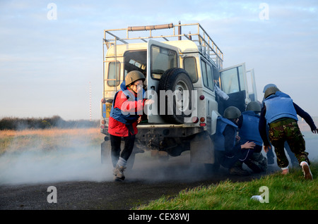 Studenten der feindlichen Umgebungen Training mit blauen Punkt Sicherheit Stockfoto