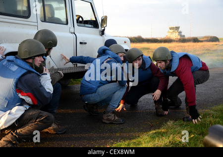 Studenten der feindlichen Umgebungen Training mit blauen Punkt Sicherheit Stockfoto