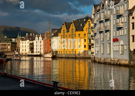 Die Waterfront. Brosundet Kanal. Alesund mehr Og Romsdal-Norwegen Stockfoto