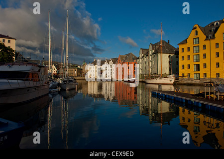 Blick auf den Brosundet Kanal mit Yachten und Jugendstil-Häusern in Alesund. Norwegen Stockfoto