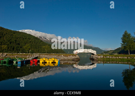 Weiße Holzbrücke am Nordfjord, Loen, Stryn in Sogn Og Fjordane Grafschaft. Norwegen Stockfoto