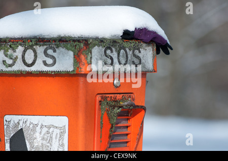 Schneebedeckte SOS Telefon; Notfall-Telefon; Rufen Sie not; München, Deutschland. Stockfoto