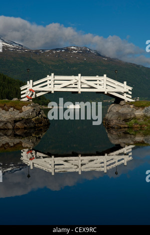 Das Kreuzfahrtschiff Seabourn Pride. Nordfjord, Loen, Stryn in Sogn Og Fjordane Grafschaft. Norwegen Stockfoto