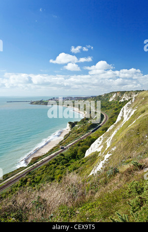 Ein Blick von den weißen Cliifs von Dover nach Folkestone und den englischen Kanal. Stockfoto
