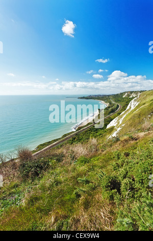 Ein Blick von den weißen Cliifs von Dover nach Folkestone und den englischen Kanal. Stockfoto