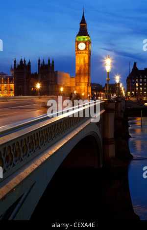 Eine Nachtansicht über Westminster Brücke mit Big Ben in der Ferne Stockfoto