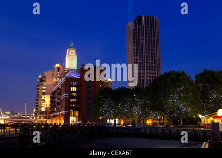 Ein Blick von der Southbank über den Fluss Themse in Richtung Blackfriars Bridge und der City of London bei Nacht Stockfoto