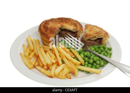 Nahaufnahme einer Fleischpastete mit Pommes Frites und Erbsen mit einer Gabel auf einem Teller Stockfoto