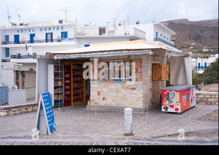 Kleinen Laden verkaufen snacks und Getränke in Parikia, auf den griechischen Kykladen-Insel Paros. Stockfoto