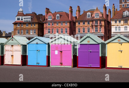 Strandhütten Promenade in Hove Stockfoto