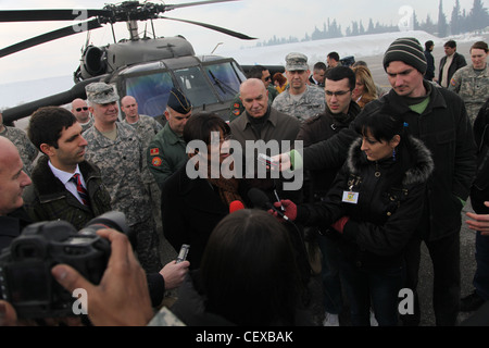 PODGORICA, Montenegro -- Verteidigungsminister Boro Vucinic und US-Botschafterin Sue K. Brown begrüßen US-Soldaten, als UH-60 Blackhawk Helicopters am 22. Februar 2012 eintreffen, um bei der Not des jüngsten Schneefalls zu helfen und ein Medienengagement durchzuführen. Die Soldaten sind hier als Teil einer US-Task Force, um humanitäre Hilfe auf Antrag der Regierung von Montenegro, die mit dem Nationalen Noteinsatzzentrum und dem montenegrinischen Verteidigungsministerium koordiniert, zu leisten, um Hilfe zu leisten und Leben, Häuser und Infrastruktur als Reaktion auf starken Schneefall zu retten. Stockfoto