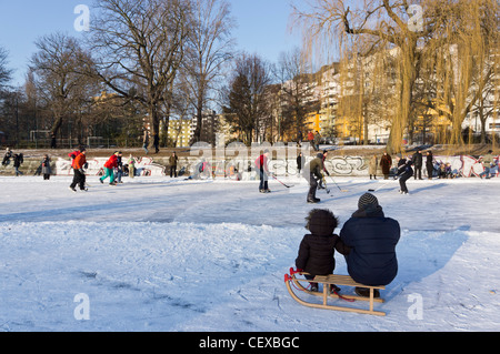 Gefrorene städtischen Hafen in Kreuzberg, Winter, Berlin, Deutschland Stockfoto