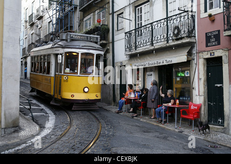 Gruß des Fahrers der Straßenbahn Nr. 28 in der Alfama, Lissabon, Portugal Stockfoto