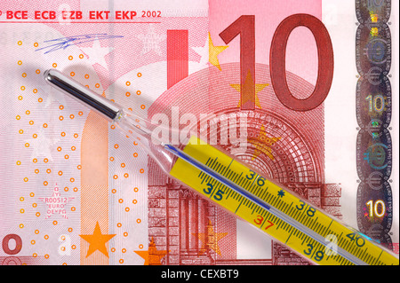 medizinische Thermometer auf Euro-banknote Stockfoto