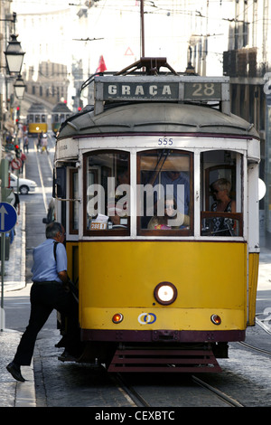 Straßenbahn Nr. 28 auf der Rua da Conceição Street, Lissabon, Portugal Stockfoto