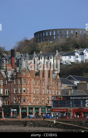 McCaig es Torheit dominiert die Skyline in der schottischen Stadt Oban Stockfoto