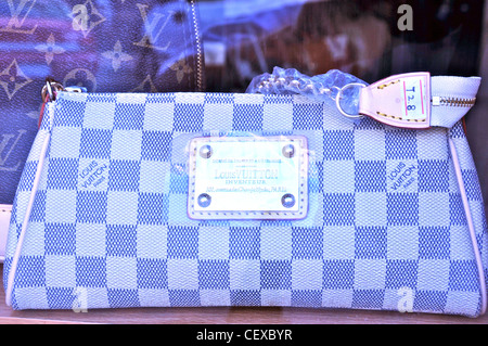 Louis Vuitton Frau Handtasche Kopie im Fenster einer Boutique, Luang Prabang, Laos Stockfoto