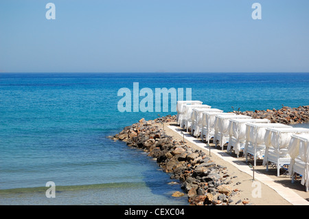 Hütten am Strand des Luxushotels, Kreta, Griechenland Stockfoto