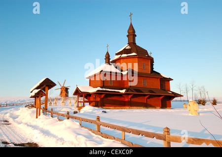 Die alte hölzerne Kirche und Windmühle im Hintergrund, Cherkasi Region, Vodyaniki Dorf, Ukraine Stockfoto